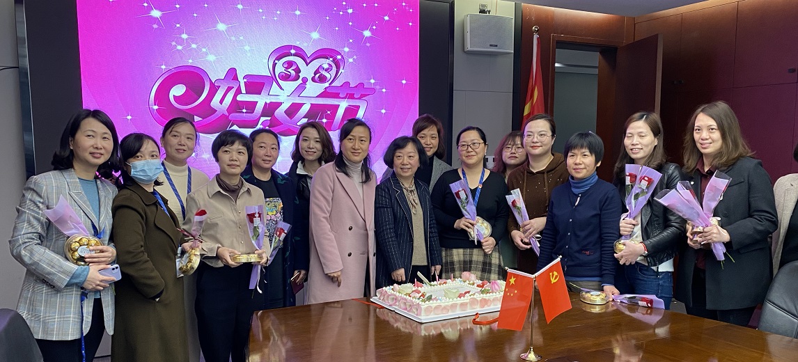 三八節(jié)合影.jpg 三八節(jié)合影.jpg