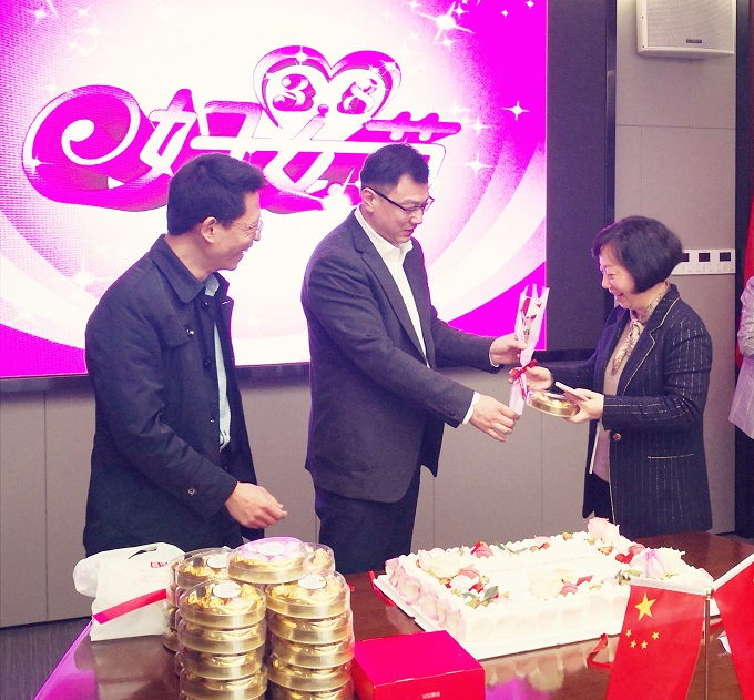 領(lǐng)導(dǎo)給女神們獻(xiàn)花.jpg1.jpg 領(lǐng)導(dǎo)給女神們獻(xiàn)花.jpg1.jpg