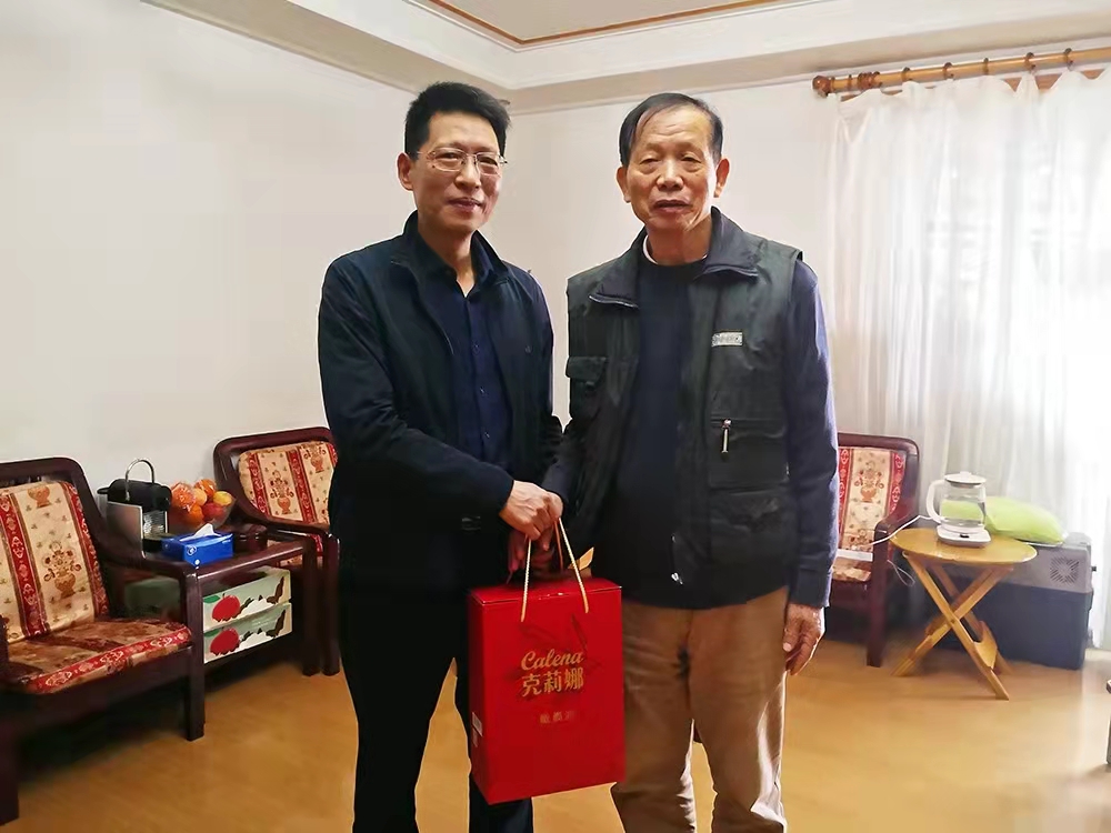 領(lǐng)導(dǎo)慰問(wèn)老同志.jpg 領(lǐng)導(dǎo)慰問(wèn)老同志.jpg