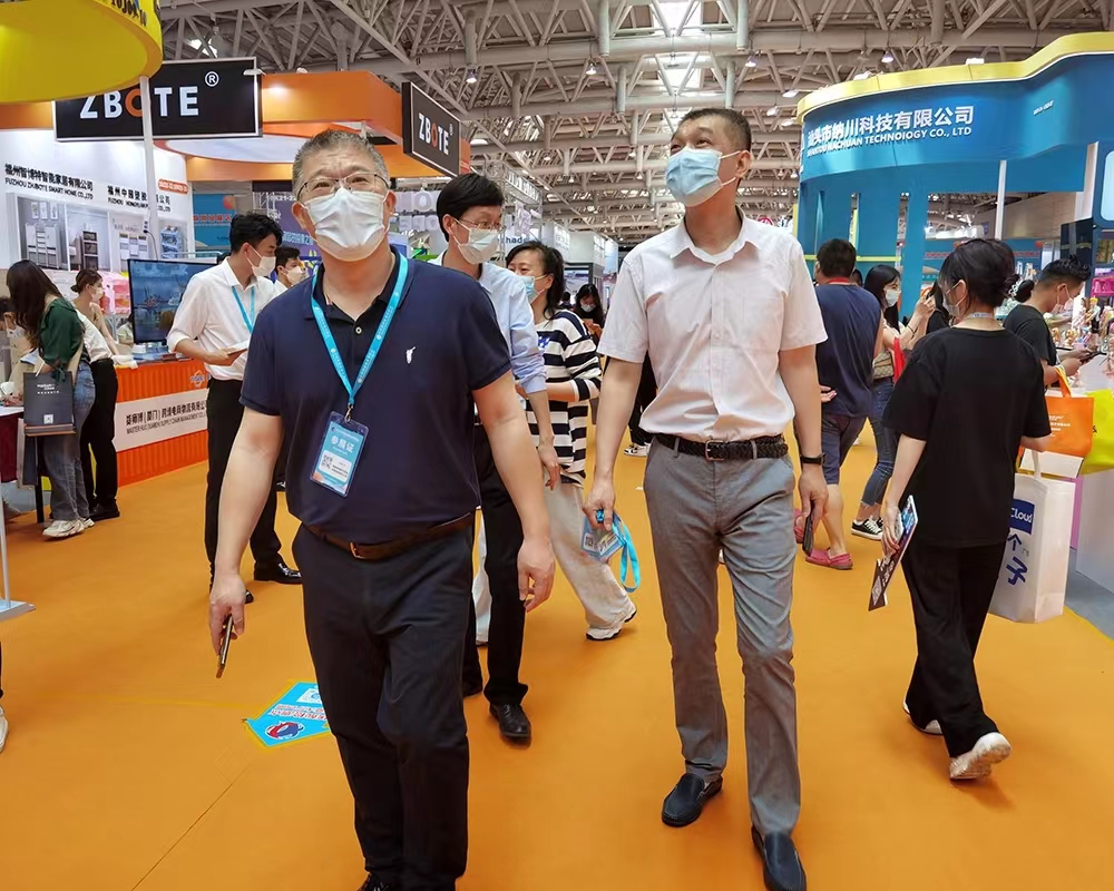 副總經(jīng)理陳峻帶領(lǐng)公司人員到展會(huì)參觀學(xué)習(xí).jpg 副總經(jīng)理陳峻帶領(lǐng)公司人員到展會(huì)參觀學(xué)習(xí).jpg