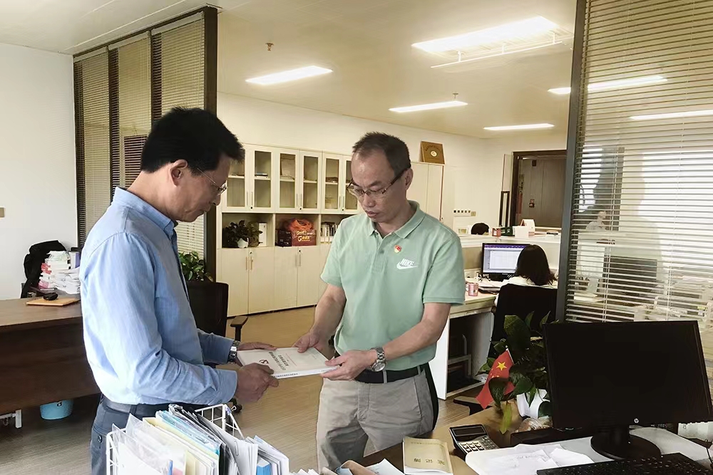 公司紀(jì)檢委員為權(quán)屬企業(yè)負(fù)責(zé)人發(fā)放《釋讀》.jpg 公司紀(jì)檢委員為權(quán)屬企業(yè)負(fù)責(zé)人發(fā)放《釋讀》.jpg